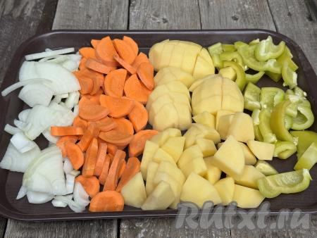 Лук, морковь и картошку очистить. Из болгарского перца удалить плодоножку, семена, крупные перегородки. Промыть водой лук, морковку, картофель и перец, нарезать их на средние кусочки (мелко нарезать не нужно).
