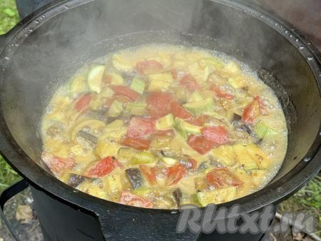 Готовность проверять по картошке, она должна легко прокалываться ножом. Готовое блюдо попробовать на соль, если нужно, можно досолить и перемешать овощи с курицей.