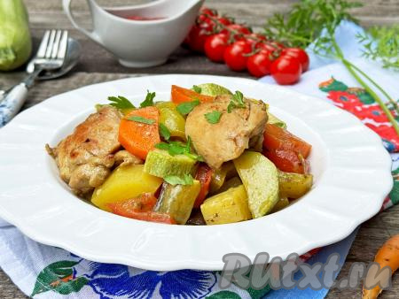 Разложить курицу с овощами из казана по тарелкам и подать к столу в горячем виде. Это блюдо, приготовленное на костре, получается не только вкусным, аппетитным, сытным, но и очень ароматным!