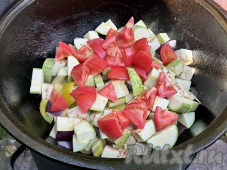 Последним слоем добавить кусочки помидоров.