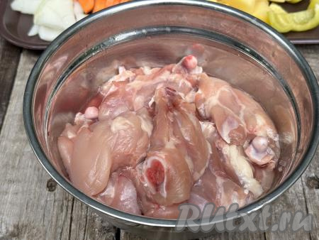 Для этого блюда можно взять любые части курицы. Можно взять целую небольшую курочку, нарезать её на порционные части. Я купила куриные бёдра, предварительно сняла с них кожу и разрезала каждое бёдрышко на 2 части. Части курицы помыть водой, обсушить.