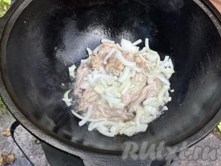 Далее добавить к казан лук, перемешать.