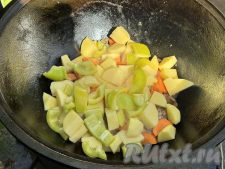 Следом положить болгарский перец. Овощи выкладываются слоями, перемешивать их не нужно. Немного посыпать солью.
