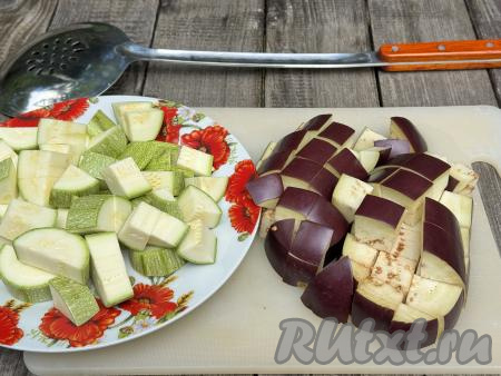 Для этого блюда я взяла небольшие молодые кабачки с тонкой кожурой и мелкими семечками, поэтому кожуру с них не снимала, просто обрезала кончики с двух сторон и вымыла. Если у вас будет крупный кабачок с толстой кожурой и крупными семечками, тогда кожуру обязательно срежьте, а семечки - удалите. Баклажаны вымыть, отрезать кончики с двух сторон. Баклажаны и 300 грамм подготовленного кабачка&nbsp;нарезать на средние кусочки. 