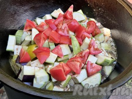 Влить в казан воду, накрыть крышкой. Курицу в казане с овощами на костре готовить примерно&nbsp;30 минут с момента закипания воды.