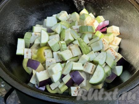 Далее выложить слой баклажанов и слой кабачков, тоже немного присолить.