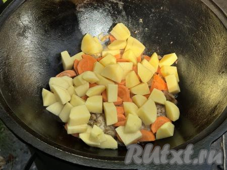 Затем слой картошки.