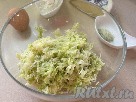 Кабачок вымыть, отрезать кончики с двух сторон. У меня был молодой кабачок с мягкой кожурой и мелкими семечками, поэтому я просто вымыла его, очищать от кожуры не стала. Если вы возьмёте кабачок с твердоватой кожурой, тогда кожуру нужно обязательно срезать. Если у кабачка крупные семечки, их нужно будет удалить. 300 грамм подготовленного кабачка натереть на мелкой тёрке в глубокую миску, добавить щепотку соли, перемешать и оставить на 5 минут, чтобы кабачок дал сок. По прошествии 5 минут отжать кабачковую массу от выделившегося сока (я беру частями кабачковую массу в руку и отжимаю выделившийся сок, этот сок нам не понадобится).&nbsp;&nbsp;