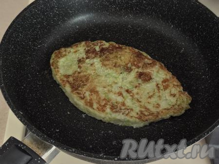 Жарить хачапури с одной стороны примерно 5 минут (до подрумянивая снизу) на среднем огне. Затем перевернуть хачапури из кабачков на другую сторону.