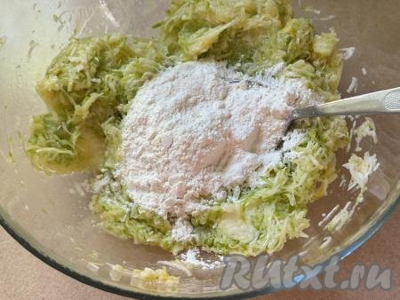 В получившуюся кабачково-сырную массу всыпать 1 столовую ложку муки, перемешать.