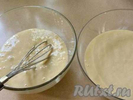 Замешанное тесто для манника разделить на 2 равные части, раскладывая по 2 мискам.&nbsp;