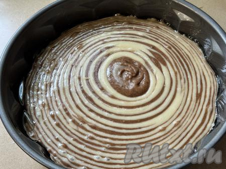 Таким образом, чередуя два вида теста, сформировать весь манник "Зебра".&nbsp;