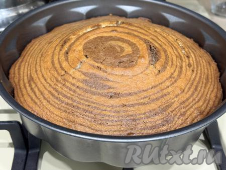 Выпекать манник "Зебра", замешанный на молоке, в духовке, разогретой до 180 градусов, минут 45. Для того чтобы проверить готовность, нужно проколоть пирог по центру сухой деревянной шпажкой, если после прокалывания на шпажке не останется следов теста, значит манник готов.&nbsp;