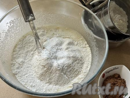 В набухшую манную смесь всыпать 150 грамм просеянной муки, разрыхлитель и ванильный сахар, перемешать венчиком.&nbsp;