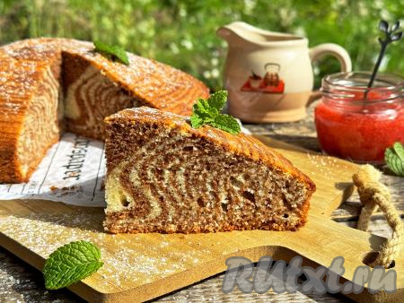 Нарезать манник "Зебра" на кусочки и подать к столу. Этот пирог, замешанный на молоке, получается вкусным, мелкопористым, очень аппетитным, советую приготовить!