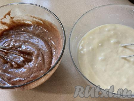 В результате у нас в одной миске будет достаточно густое шоколадное тесто для манника, а в другой миске - в меру густое белое тесто.&nbsp;