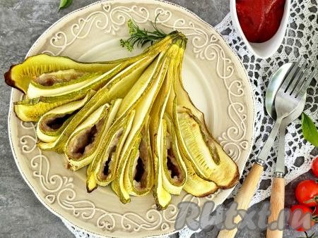 Готовый веер из кабачков с фаршем достать из духовки, переложить на тарелку.