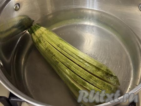 В кастрюлю влить воду, довести до кипения, выложить кабачок, нарезанный в виде веера. Вода должна полностью покрывать кабачок. Ещё раз дать воде закипеть, уменьшить огонь, проварить кабачок 5 минут.&nbsp;
