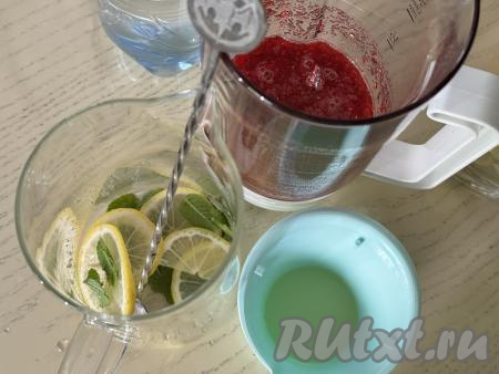 В графин выложить кружочки лимона.&nbsp;Листики мяты слегка помять в руках, затем добавить в графин с лимоном.