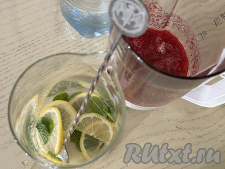 ​​​​​​​Хорошо потолочь лимон с мятой в графине.&nbsp;Влить лимонный сок в графин.