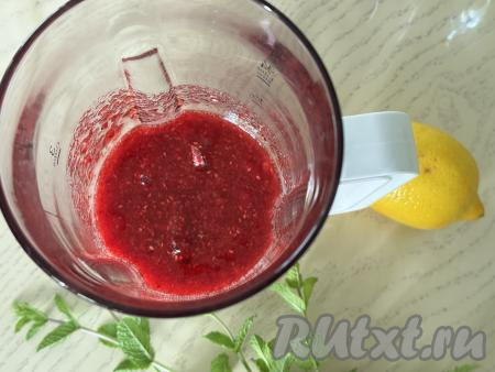 Пробить ягодную массу погружным блендером до однородности.&nbsp;