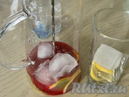 В графин добавить малиновое пюре и, по желанию, кубики льда.