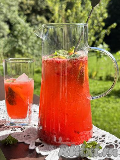 Влить охлаждённую газированную воду в графин, хорошо перемешать и подать вкусный, ароматный, приятно освежающий лимонад из малины и мяты к столу. Этот яркий напиток отлично утоляет жажду, а уж готовить его из замороженных или свежих ягод - решайте сами!