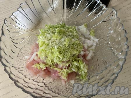 Кабачок очистить от шкурки, если семечки крупные, их нужно будет удалить. 200 грамм подготовленного кабачка натереть на мелкой тёрке, добавить в миску с куриным мясом, луком и чесноком.