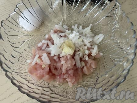 Сюда же добавить очищенный зубчик чеснока, пропущенный через пресс.