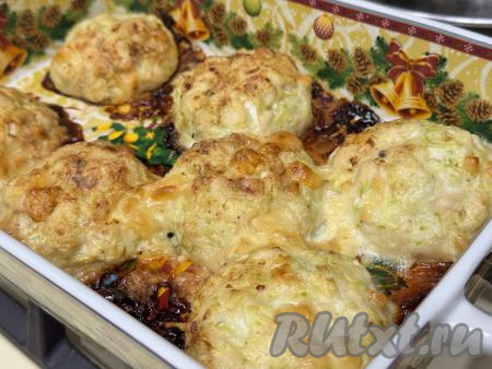 Рубленные куриные котлеты с кабачком запекать в разогретой до&nbsp;180 градусов духовке 30 минут.