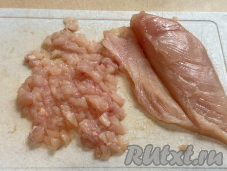 Куриное филе промыть водой, обсушить и нарезать ножом на мелкие кубики.