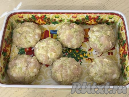 Перемешать курино-кабачковую массу и поставить в холодильник на 20 минут.&nbsp;Затем разделить массу на 7 равных частей. Из каждой части курино-кабачковой массы руками, смоченными водой, сформировать круглую котлету. Выложить котлеты в жаропрочную форму, смазанную небольшим количеством растительного масла (или застеленную фольгой, или пергаментом).