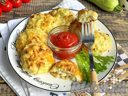 Форму с готовыми котлетами достать из духовки. Переложить котлетки на тарелку и в горячем виде подать к столу, дополнив любимым соусом и гарниром. Благодаря удачному сочетанию куриного мяса и кабачка, эти рубленные котлеты получаются нежными, аппетитными, достаточно сытными и очень вкусными.
