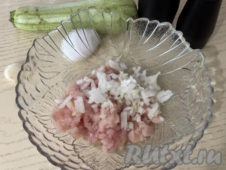 Нарезанное куриное мясо выложить в миску, добавить очищенный и мелко нарезанный лук.