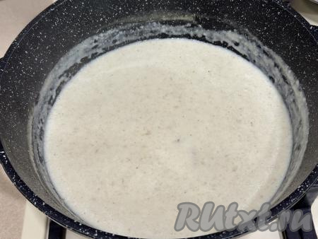 Довести крем-суп из вешенок со сливками до кипения и сразу убрать с огня.&nbsp;