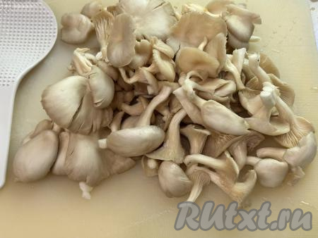 Вешенки тщательно промыть водой. Разделить грибы друг от друга.