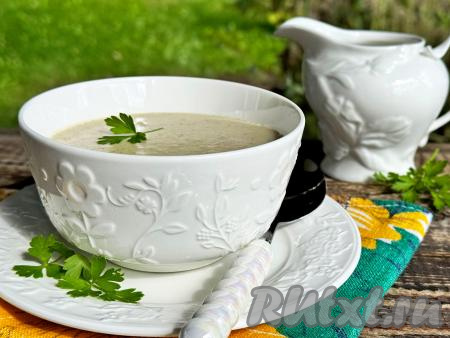 Разлить нежный, вкусный, бархатистый крем-суп, сваренный из вешенок и сливок, по тарелкам и в горячем виде подать к столу.