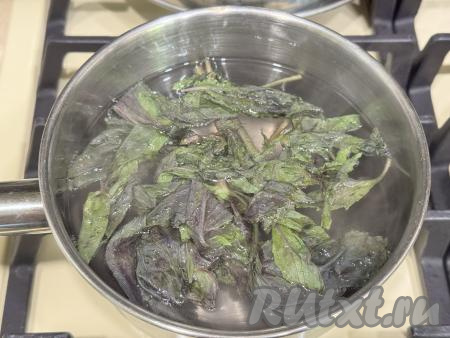 После закипания сиропа из базилика уменьшить огонь, проварить 3-4 минуты, а затем убрать с огня, дать полностью остыть.