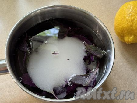 В сотейник (или в кастрюлю) с листьями базилика и водой всыпать сахар, перемешать, поставить на сильный огонь.