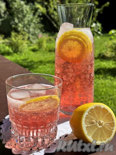 В графин с лимонным соком и отваром из базилика добавить охлаждённую газированную воду, перемешать. Перед подачей лимонада из базилика в графин и бокалы можно добавить кружочки лимона и кубики льда. Этот яркий, ароматный напиток подарит заряд бодрости и отлично утолит жажду даже в самые жаркие дни.