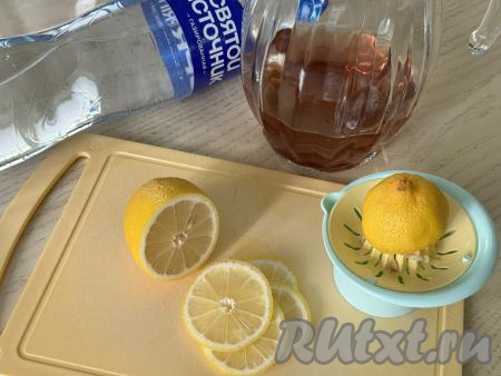 Процедить сироп из базилика (листья нам больше не понадобятся), влить в графин. Из половины лимона выдавить сок и влить в графин с сиропом из базилика. От оставшейся половины лимона отрезать несколько тонких кружочков, их будем использовать для подачи лимонада.