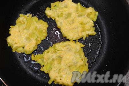 В сковороде хорошо разогреть растительное масло. Выкладывать на сковороду по 1 столовой ложе тыквенного теста, формируя плоские округлые оладьи.