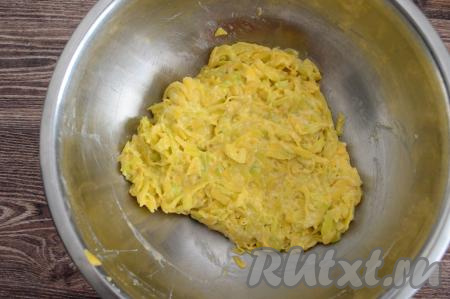 Итоговое постное тесто для оладий из тыквы должно получиться вязким, напоминающим очень густую сметану. Мне для получения теста нужной густоты потребовалось добавить 3 столовых ложки муки (60 грамм). Но во многом количество муки, которое придётся добавить, зависит от сочности тыквы, поэтому ориентироваться нужно не на количество муки, указанное в ингредиентах, а на густоту замешиваемого тыквенного теста.