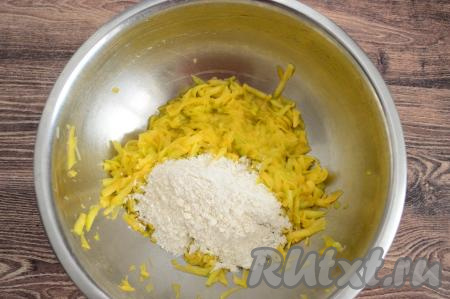 По прошествии 5 минут начать добавлять к тыкве по 1 столовой ложке муки, каждый раз очень хорошо вмешивая её в тыквенное тесто для оладий.