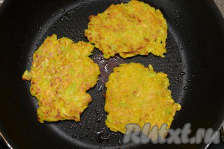 Жарить постные оладьи из тыквы по 2-3 минуты с каждой стороны (до золотистого оттенка с двух сторон). Готовые оладушки со сковороды выкладывать на бумажные полотенца, чтобы убрать излишки масла. Периодически перемешивая тыквенное тесто, постепенно пожарить все оладьи. Всего у меня получились 10 штук.