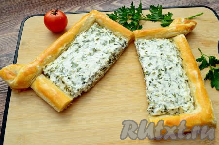 А вот как&nbsp;этот пирог выглядит в разрезе. Сочетание нежной, ароматной начинки из творога с зеленью и воздушного, аппетитного слоёного теста делает эту несладкую выпечку очень вкусной.