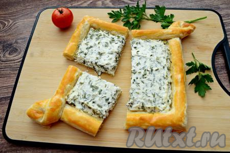 Пирог с творогом и зеленью из слоёного теста