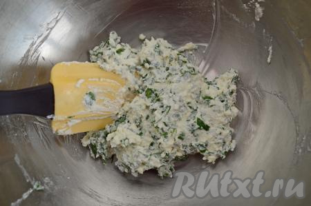 Перемешать творожную массу с зеленью до однородности.