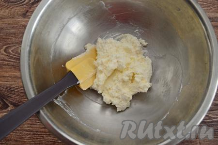 Перемешать творог, белок и соль до однородности с помощью лопатки (или вилки).