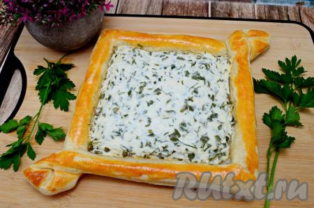 Готовый пирог вынуть из духовки, немного остудить, а затем переложить его на решётку, чтобы он ещё немного остыл. Подавать его к столу можно и тёплым, и полностью остывшим.